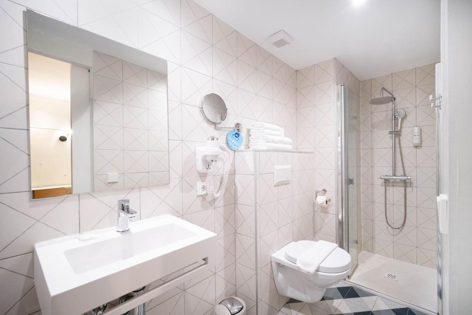 Double Room,1746918851:JPEG